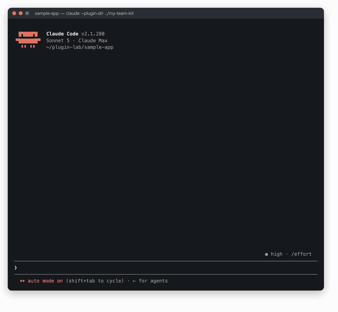 --plugin-dir で起動した Claude Code で、/my-team-kit: と打って候補を出し、changelog-ja を実行して変更履歴が表示され、続けて .env の書き換えを頼むとフックでブロックされるまでの実際の画面を順につないだアニメーション