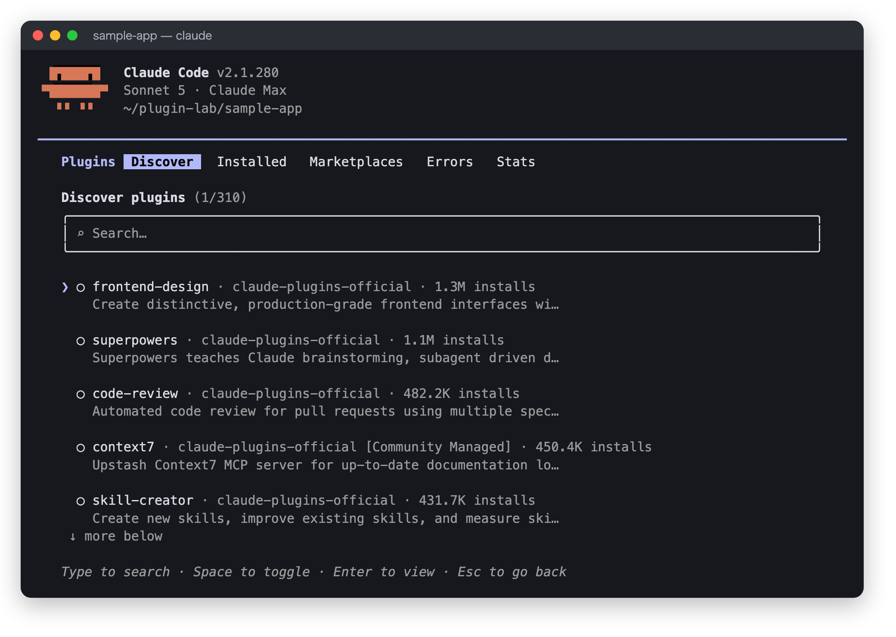 Claude Code の /plugin 画面の Discover タブ。Discover plugins 1/310 の表示の下に検索欄があり、frontend-design、superpowers、code-review、context7、skill-creator などのプラグインがインストール数とともに並んでいる