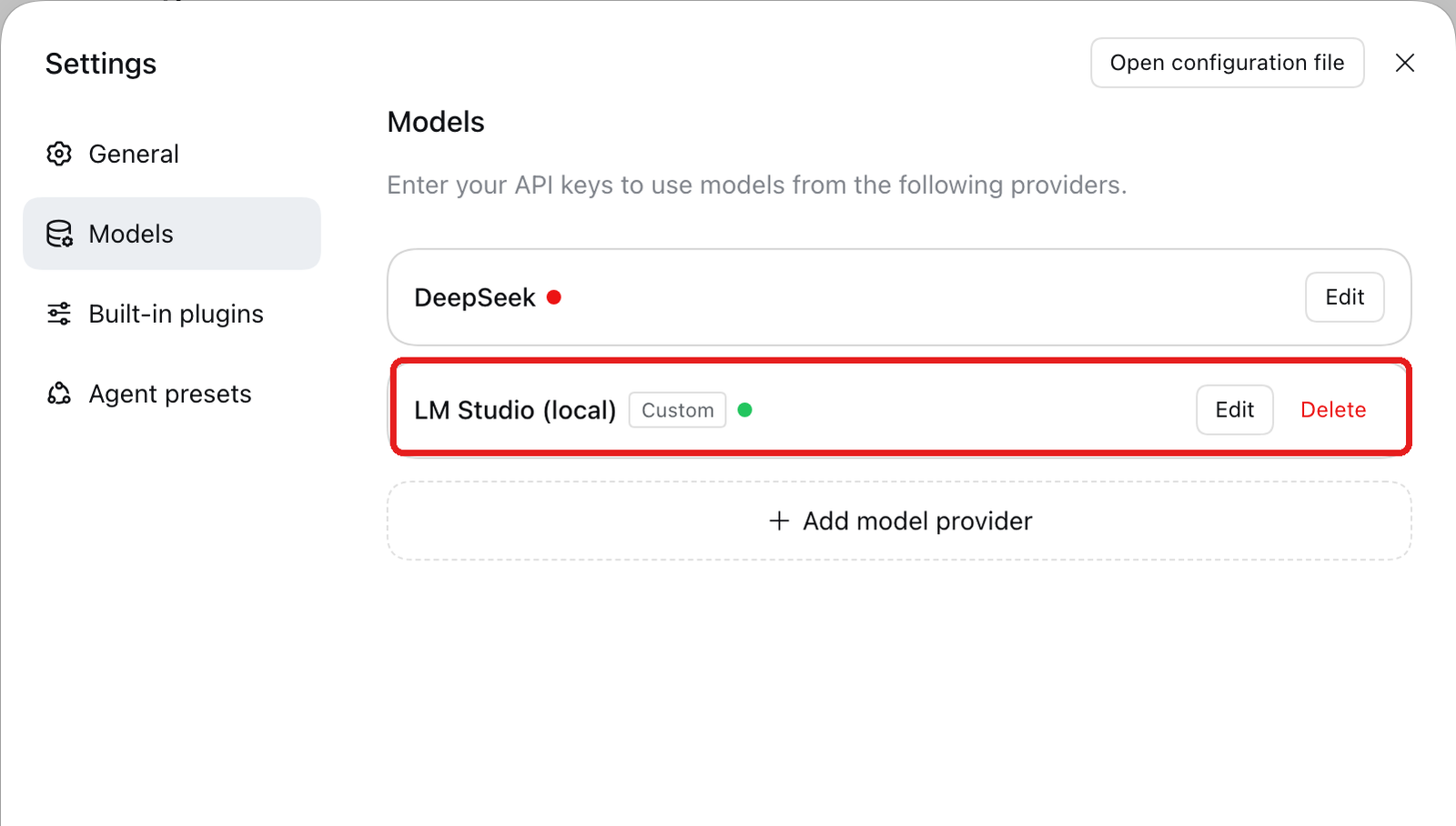 Settings の Models 画面。DeepSeek の公式プロバイダーの下に、Custom として追加した LM Studio が並ぶ