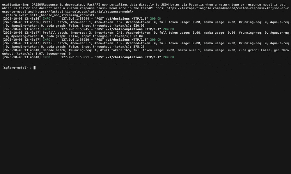 端末でpython bench.py demo --methods decisions,jsonを実行し、上の画面にサーバーのログが流れる。最後にdecisionsはacc=1.000 p50=182ms、jsonはacc=1.000 p50=728msと表示される